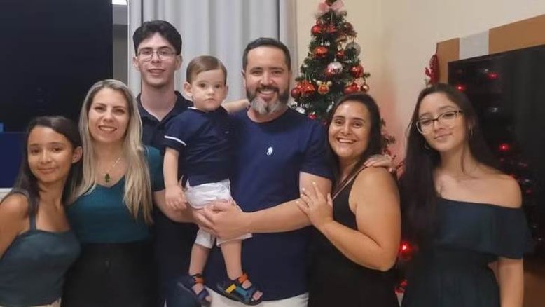 Filhos de trisal compartilham sua rotina nas redes