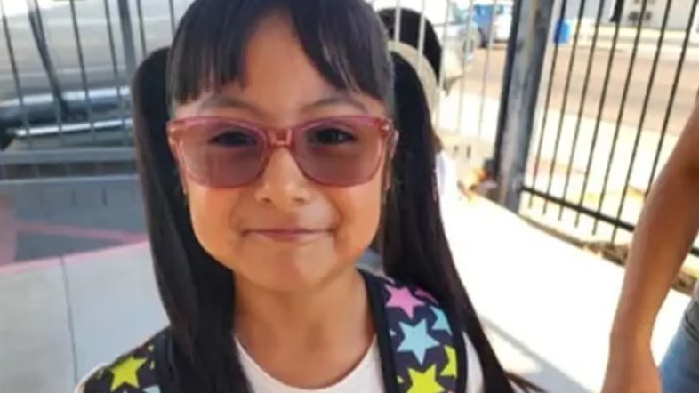Menina de 7 anos sofre várias amputações após contrair uma doença bacteriana rara