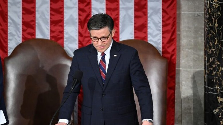 Biden deve renunciar 'imediatamente', diz líder republicano no Congresso