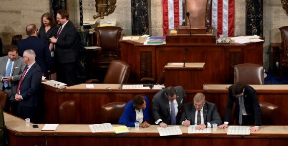 Câmara dos EUA aprova nova ajuda a Ucrânia e Israel