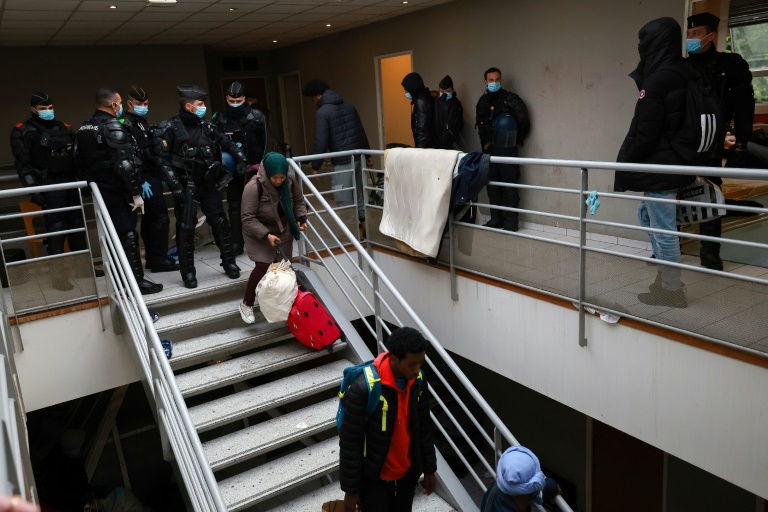 Centenas de migrantes expulsos de edifício abandonado nos arredores de Paris