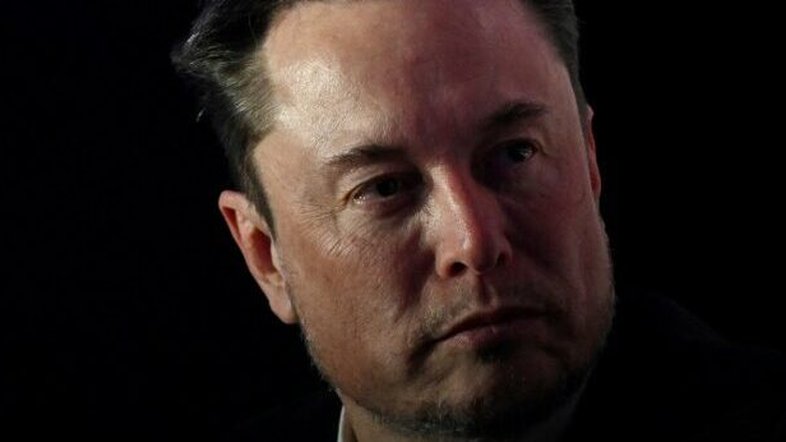 Depois de multa, Elon Musk rebate Moraes: 'A lei está violando a lei'