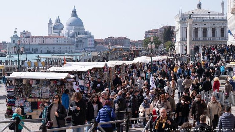 Veneza começa a cobrar taxa de turistas em experimento para controlar turismo de massa
