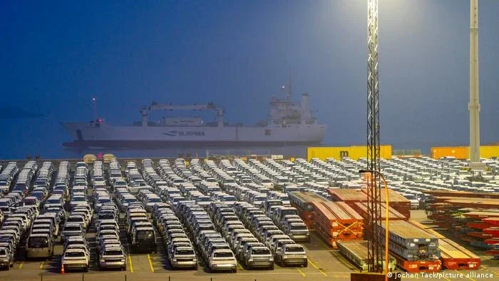 Automóveis encalham nos estacionamentos dos portos europeus