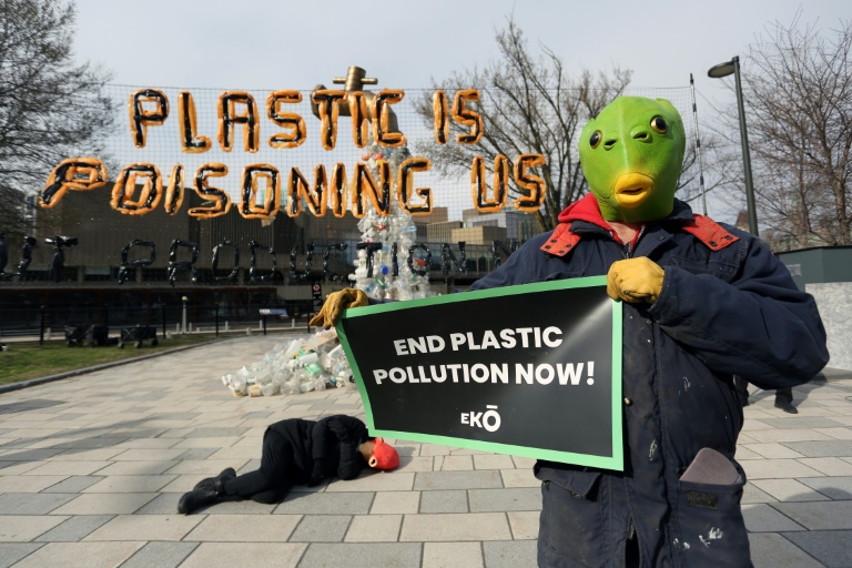 Ativistas denunciam presença de lobistas em reunião sobre poluição por plástico