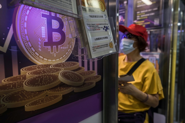 Hong Kong inicia comercialização de fundos de criptomoedas bitcoin e ethereum