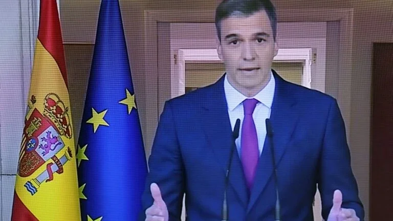 Pressionado, Pedro Sánchez anuncia que continuará como primeiro-ministro da Espanha