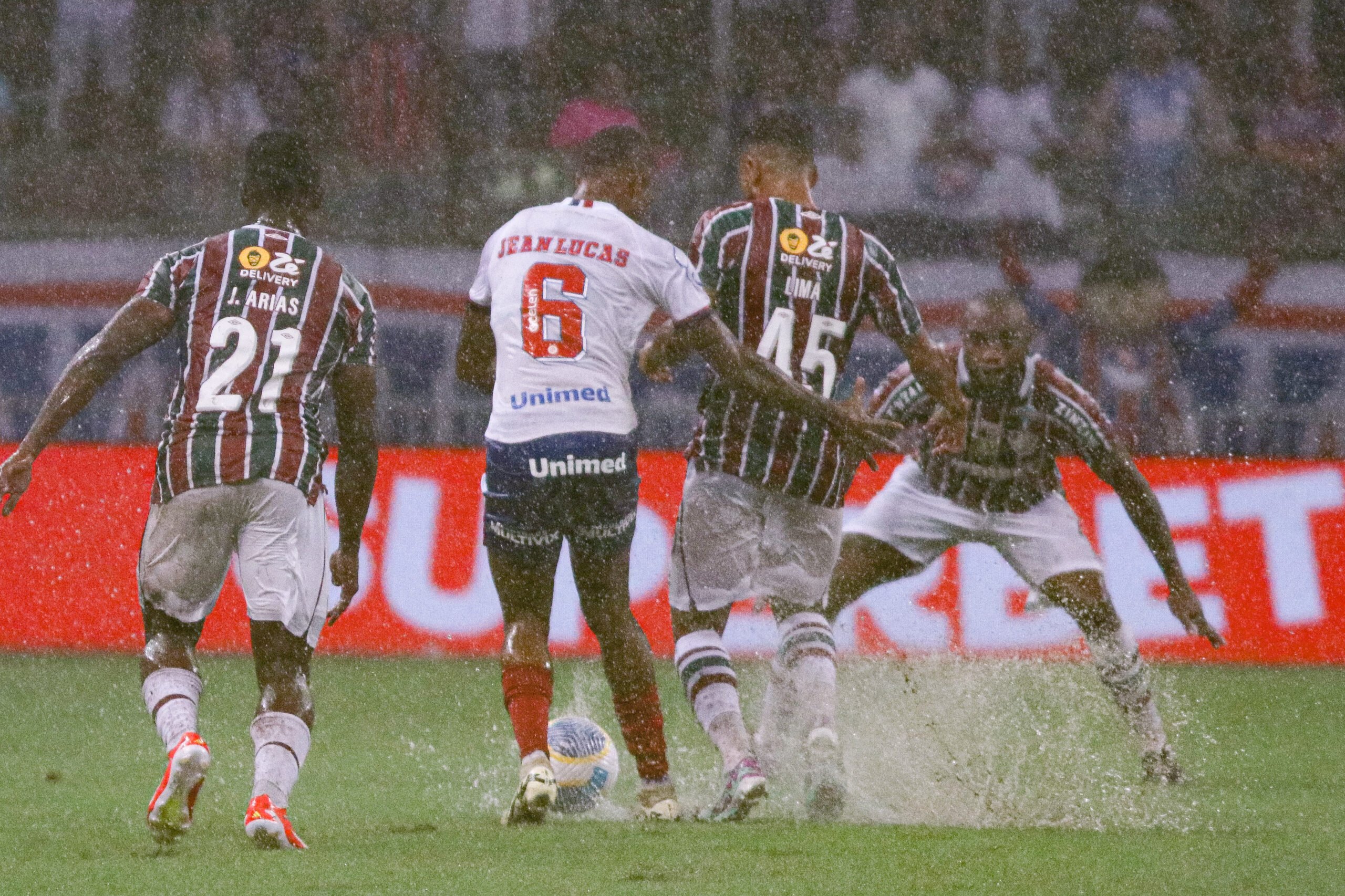 Com gramado encharcado, Bahia vira sobre o Fluminense pelo Brasileirão