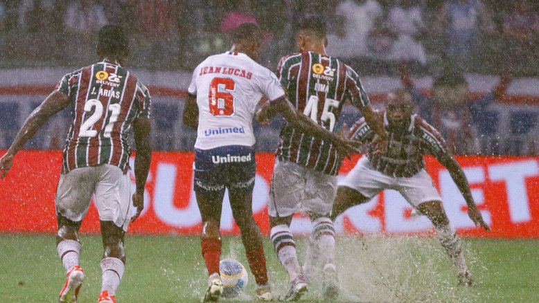 Com gramado encharcado, Bahia vira sobre o Fluminense pelo Brasileirão