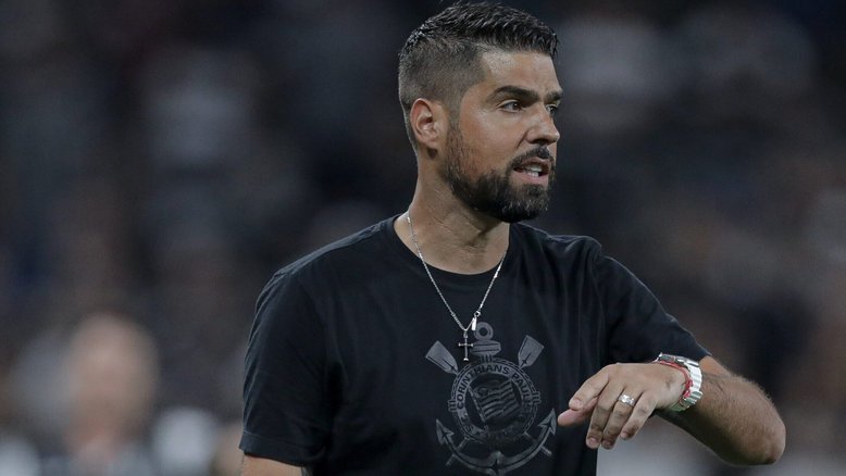 António Oliveira exalta jogo 'equilibrado' do Corinthians, mas adverte: 'Sofremos muitas finalizações'