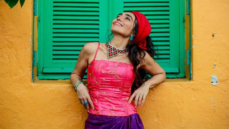 A cantora, compositora e multi-instrumentista Renata Rosa