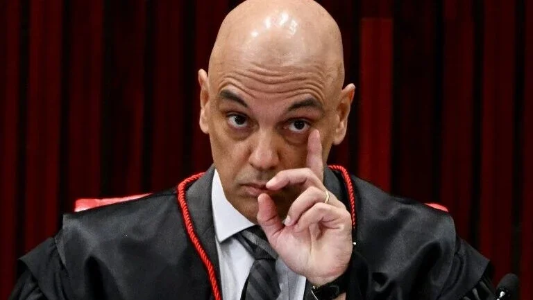 Deputados dos EUA divulgam decisões sigilosas de Moraes removendo perfis do X