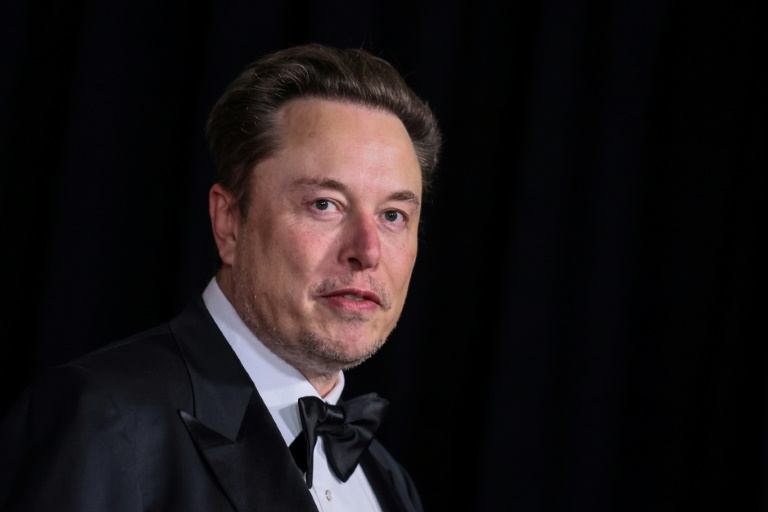 Elon Musk visita China, maior mercado de carros elétricos do mundo