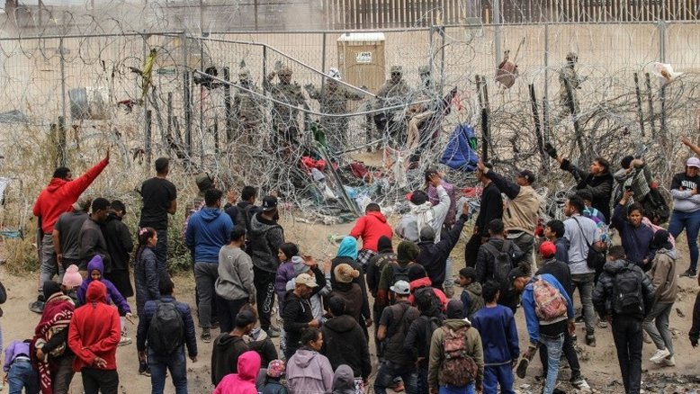 Texas processa migrantes por derrubarem cerca e entrarem ilegalmente no estado