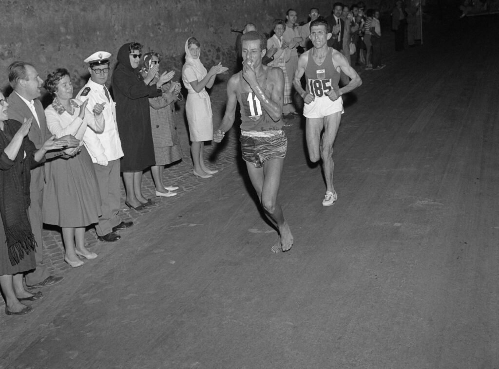 De Jesse Owens a Bob Beamon: grandes nomes dos Jogos Olímpicos 9 Abebe Bikila