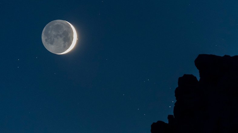 Aldebaran, o olho do animal representado na Constelação de Touro, e uma jovem Lua Nova compartilharam o céu nesta imagem. O emparelhamento celestial, em abril de 2017, pôde ser apreciado em todo o planeta Terra, mas em alguns locais a Lua acabou passando na frente de Aldebaran, em uma ocultação lunar desta alaranjada estrela brilhante. O registro foi feito tendo, em primeiro plano, os picos das montanhas Dolomitas, perto de Laggio di Cadore, Itália