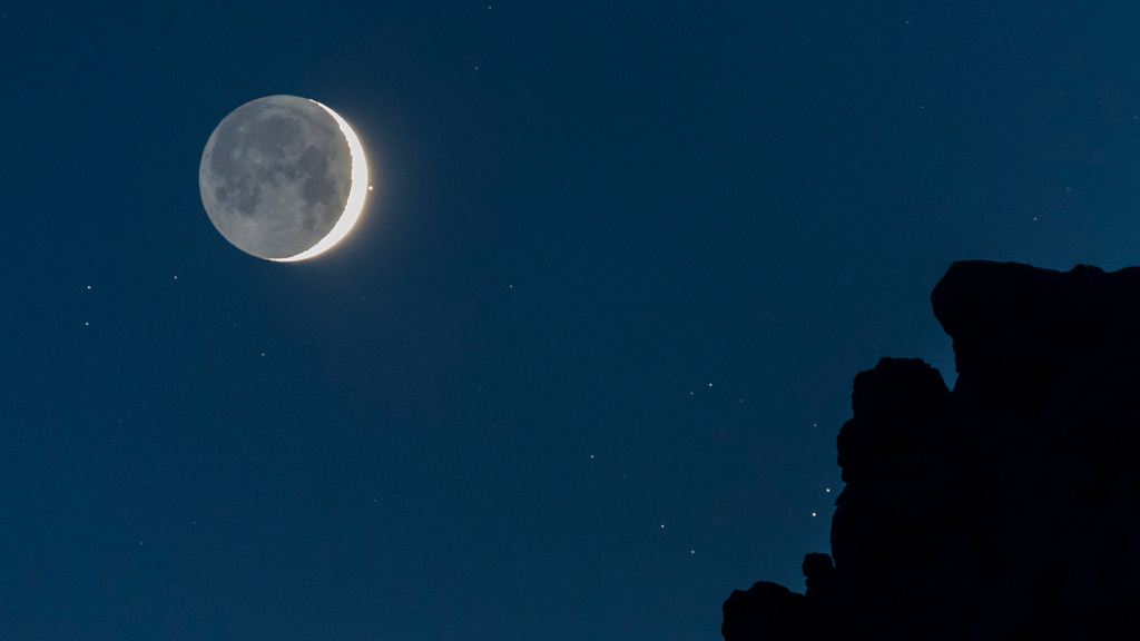 Aldebaran, o olho do animal representado na Constelação de Touro, e uma jovem Lua Nova compartilharam o céu nesta imagem. O emparelhamento celestial, em abril de 2017, pôde ser apreciado em todo o planeta Terra, mas em alguns locais a Lua acabou passando na frente de Aldebaran, em uma ocultação lunar desta alaranjada estrela brilhante. O registro foi feito tendo, em primeiro plano, os picos das montanhas Dolomitas, perto de Laggio di Cadore, Itália