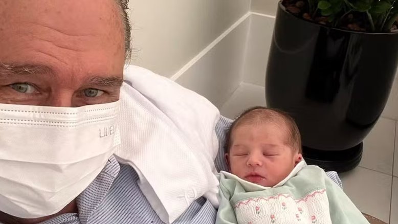 Álvaro José posa com a neta Pilar