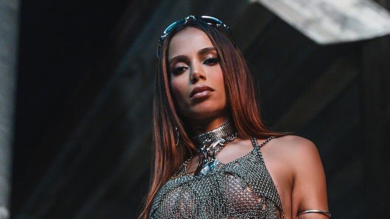 Anitta canta funk em participação no 