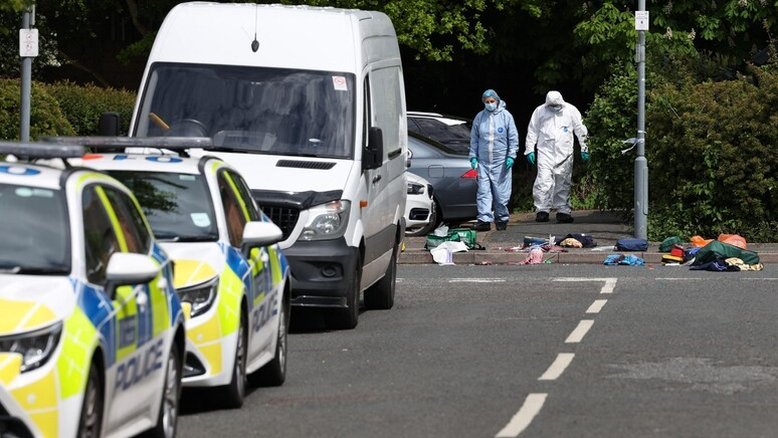 Adolescente de 14 anos é morto a golpes de espada em Londres
