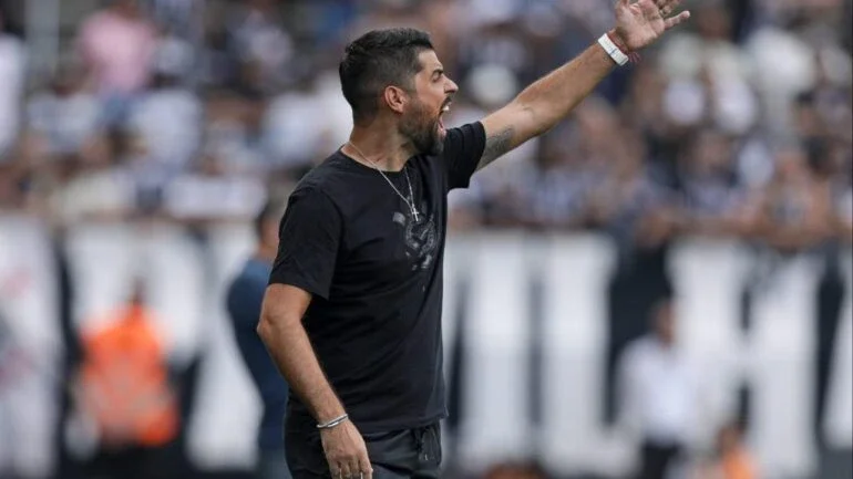 António Oliveira celebra vitória do Corinthians, exalta trabalho do grupo e blinda Cássio