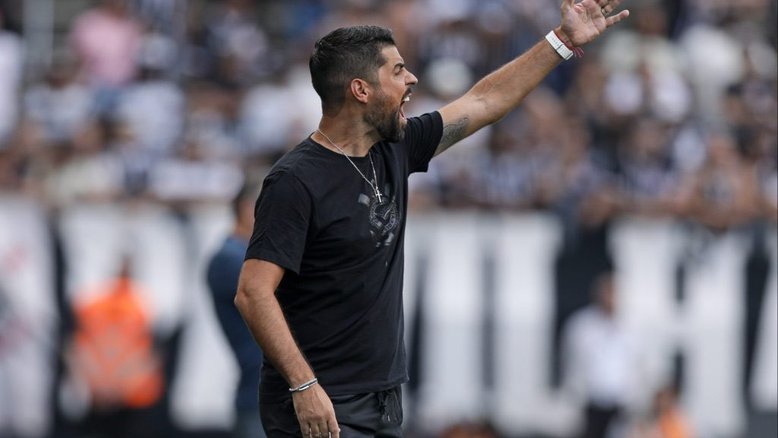 António Oliveira celebra vitória do Corinthians, exalta trabalho do grupo e blinda Cássio
