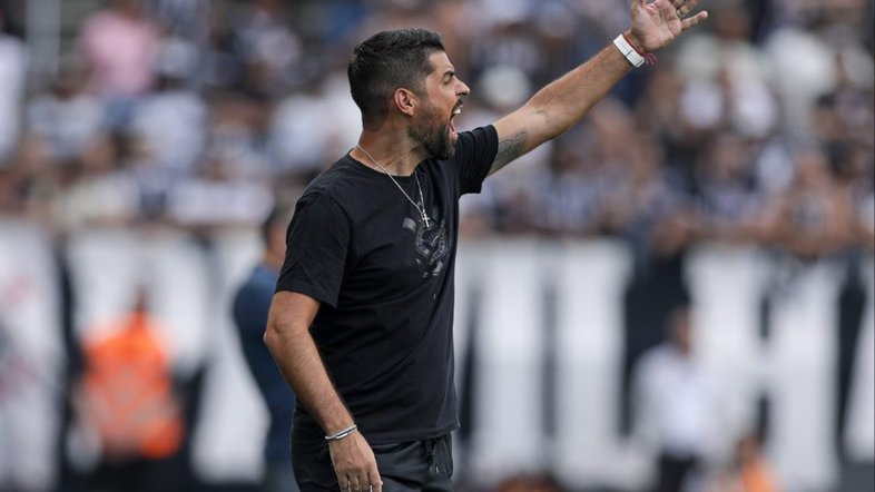 António Oliveira celebra vitória do Corinthians, exalta trabalho do grupo e blinda Cássio