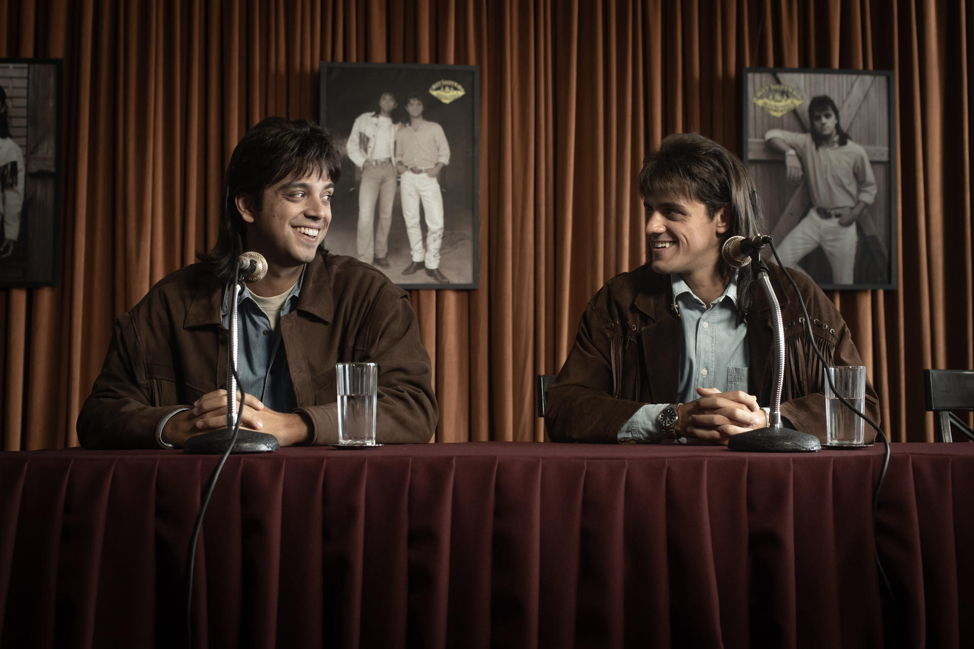 Rodrigo Simas e Felipe Simas em cena na série "As Aventuras de José e Durval" (2023)
