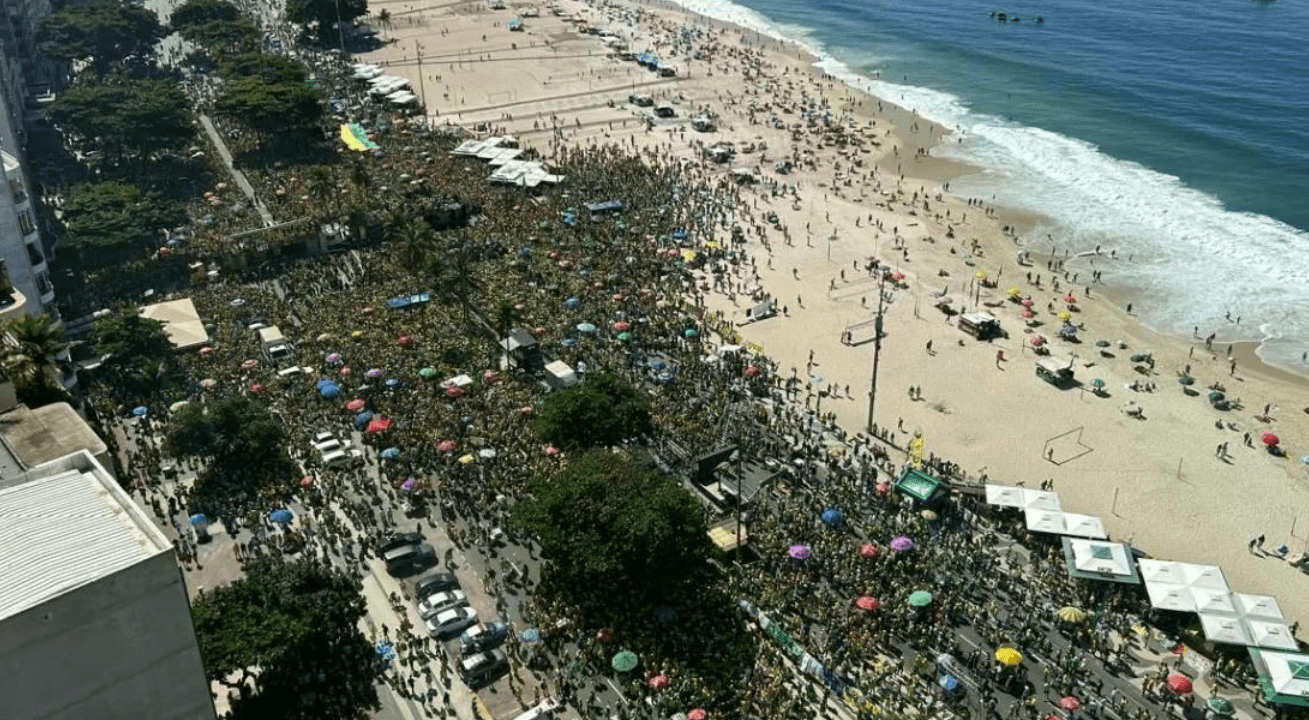 Ato de Bolsonaro em Copacabana reuniu 32,7 mil pessoas, aponta USP