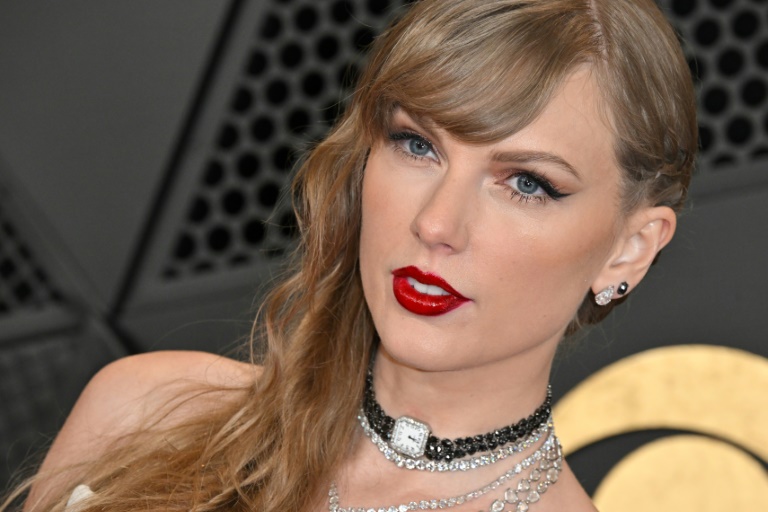 Taylor Swift antes da cerimônia do Grammy Awards em fevereiro de 2024