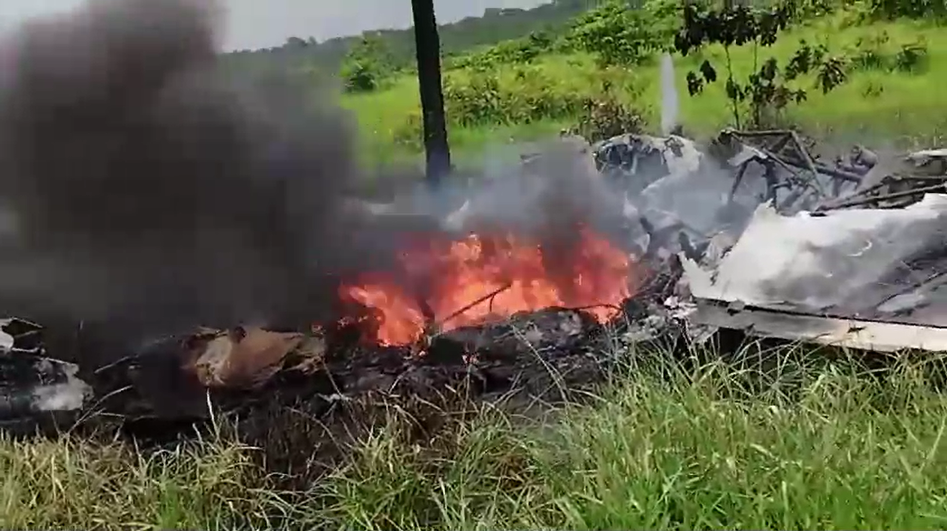 Aeronave interceptada pegando fogo