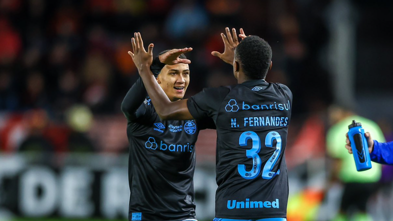 Grêmio supera o Estudiantes na Argentina com um a menos e renasce na Libertadores