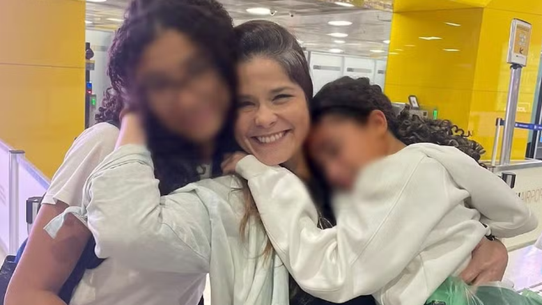 Samara Felippo com as filhas