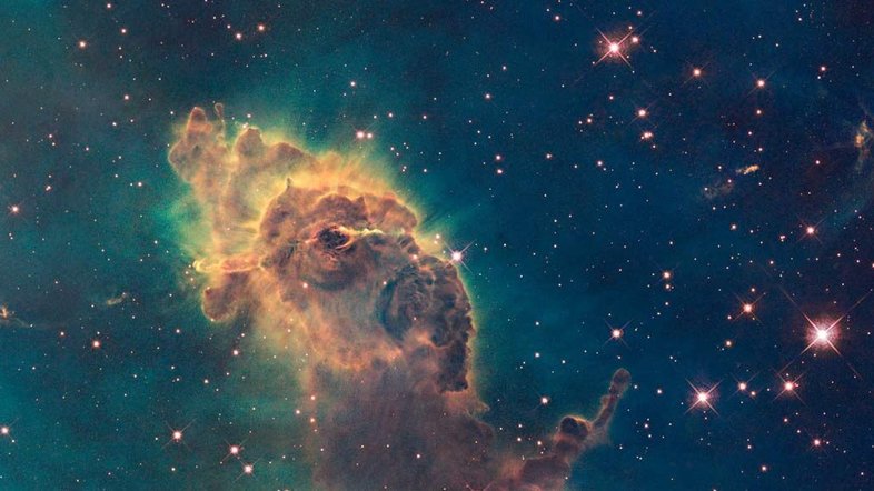 Este pilar cósmico de gás e poeira tem quase dois anos-luz de largura. A estrutura situa-se numa das maiores regiões de formação estelar da nossa galáxia, a Via Láctea. Chamada de Nebulosa de Carina, essa região brilha nos céus do Sul, a uma distância de cerca de 7,5 mil anos-luz, na direção da austral Constelação de Carina. Os contornos do pilar são moldados pelos ventos e pela radiação das estrelas jovens, quentes e massivas. O próprio interior do pilar cósmico também abriga estrelas em processo de formação, que podem ser vistas em comprimentos de onda infravermelhos, evidenciando dois jatos estreitos e energéticos que saem de uma estrela bebê escondida. A imagem acima foi produzida em luz visível, em 2009, pelo Telescópio Espacial Hubble