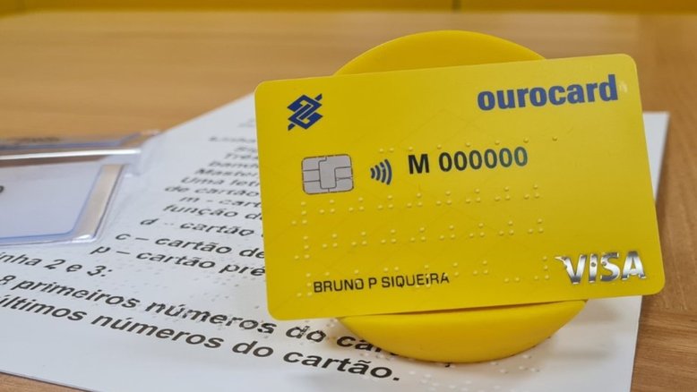 Pessoas com deficiência visual poderão ter cartão bancário em braile