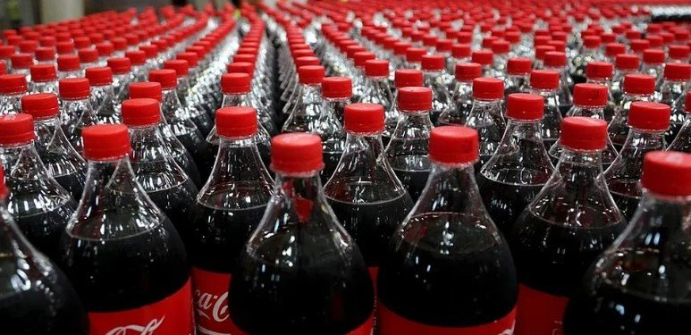 Trump diz que convenceu Coca-Cola a mudar receita nos EUA: ‘Açúcar de verdade’