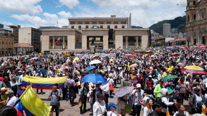 Maior manifestação contra o governo Petro reúne milhares de pessoas na Colômbia