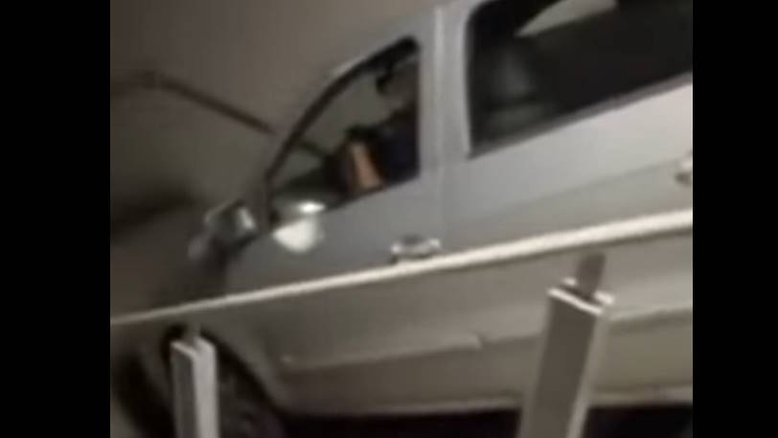 Torcedor do Cruzeiro confunde saída do Mineirão e desce escada com carro