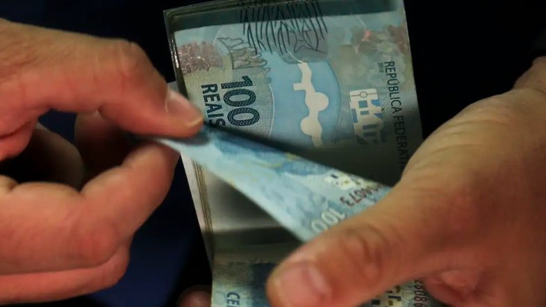 Polícia encontra R$ 175 mil em espécie com suposto assessor de deputado federal