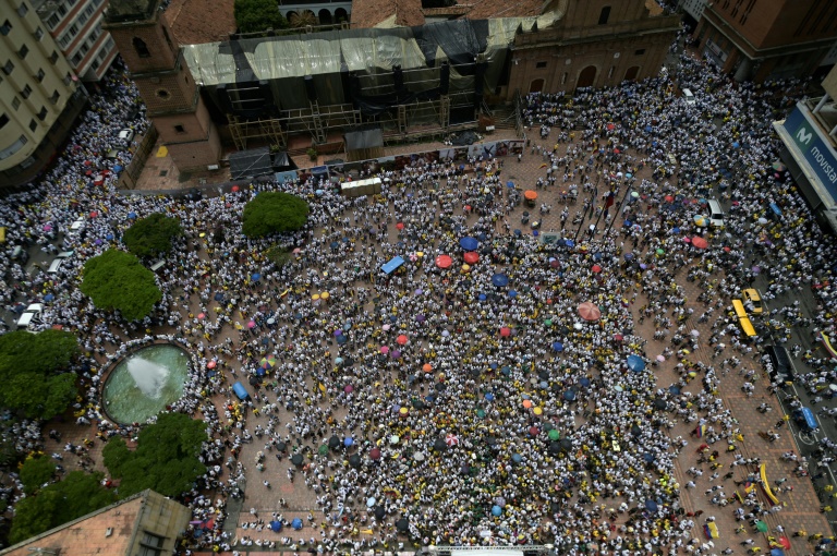 Milhares de pessoas protestam na Colômbia contra governo Petro