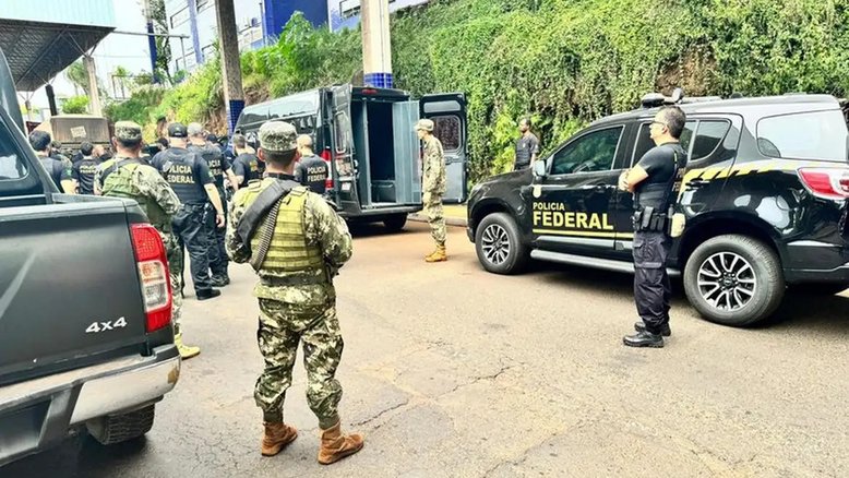 Paraguai entrega 25 presos brasileiros à Polícia Federal