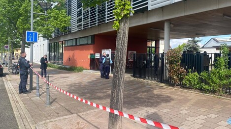 Homem esfaqueia duas crianças em frente à escola na França