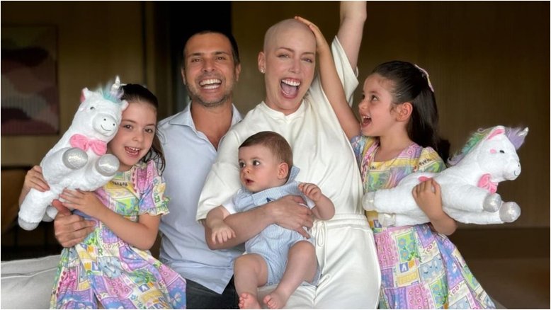 Fabiana Justus ganha o carinho da família após receber alta do hospital: 'Em casa'
