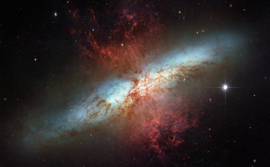 Localizada a 12 milhões de anos-luz de distância, na direção da Constelação da Ursa Maior, M82 é também chamada de “Galáxia do Charuto”, devido à forma elíptica alongada, em função da inclinação do seu disco estrelado em relação ao nosso ângulo de visão. M82 é uma magnífica galáxia estelar, pois em toda a sua região central, estrelas jovens estão nascendo dez vezes mais rápido do que na nossa galáxia, a Via Láctea. Estas numerosas novas estrelas quentes não só emitem radiação, mas também partículas carregadas que formam o chamado vento estelar