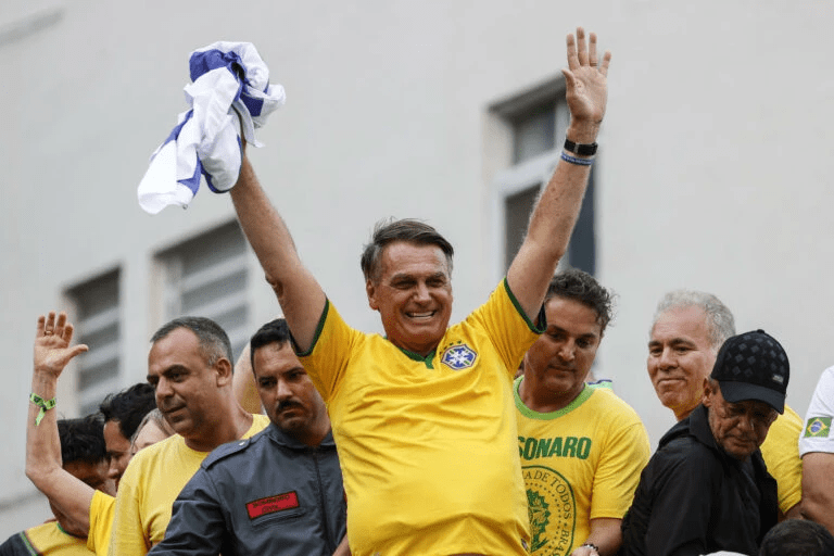 Bolsonaro diz em ato no Rio que Musk 'preserva a liberdade'