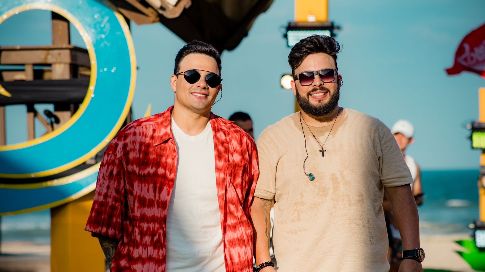 Gustavo Moura e Rafael atingem o topo do Spotify Brasil com single 'Digitando'