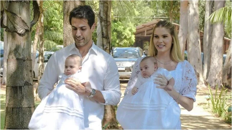 Bárbara Evans abre álbum de batizado dos filhos gêmeos: ‘Meus amores’