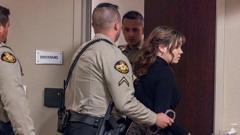 Hannah Gutierrez é levada sob custódia após ser condenada em tribunal de Santa Fé, no Novo México 06/03/2024 Luis Sanchez Saturno/Pool via REUTERS