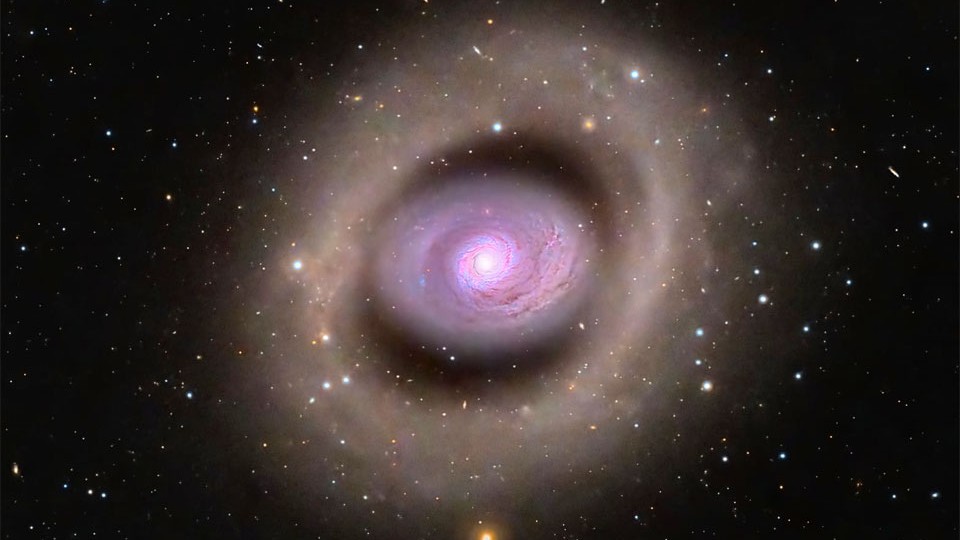 Embora a maioria das galáxias não tenha anéis de estrelas e gás, M94 tem dois. Esta galáxia espiral tem um anel interno de estrelas recém-formadas em torno do seu núcleo, o que resulta em sua aparência incomum e também o seu forte brilho interior. Uma das principais hipóteses para sua origem é a de que um nó alongado de estrelas gira em M94, o que acarretou uma explosão de formação estelar neste anel interno. As observações também revelaram outro anel, mais externo e tênue, de cor diferente, não fechado e relativamente complexo. O que causou este anel externo é atualmente desconhecido. M94 fica a cerca de 15 milhões de anos-luz de distância, na direção da Constelação de Canes Venatici (“Os Cães da Caça”)