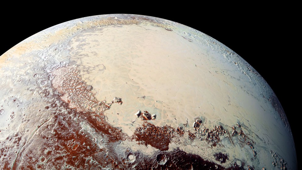 A extensão dourada invulgarmente lisa e com mil quilômetros de largura, visível nesta imagem, foi apresentada pela espaçonave New Horizons. A região parece segmentada em correntes de convecção. Então, surge a pergunta: como ela foi criada? Uma hipótese sustenta que um grande impacto gerou um oceano subterrâneo de água salgada com cerca de cem quilômetros de espessura. A imagem apresentada mostra o Sputnik Planum - que é parte do Tombaugh Regio, conhecido pelo seu formato de coração - e foi tirada em julho de 2016, mostrando detalhes verdadeiros em cores exageradas
